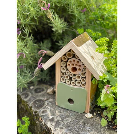 Bee Barn - with a FREE pack of organic nesting hay